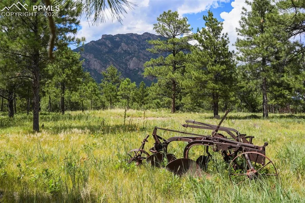 325 Pine Oaks Road, Colorado Springs