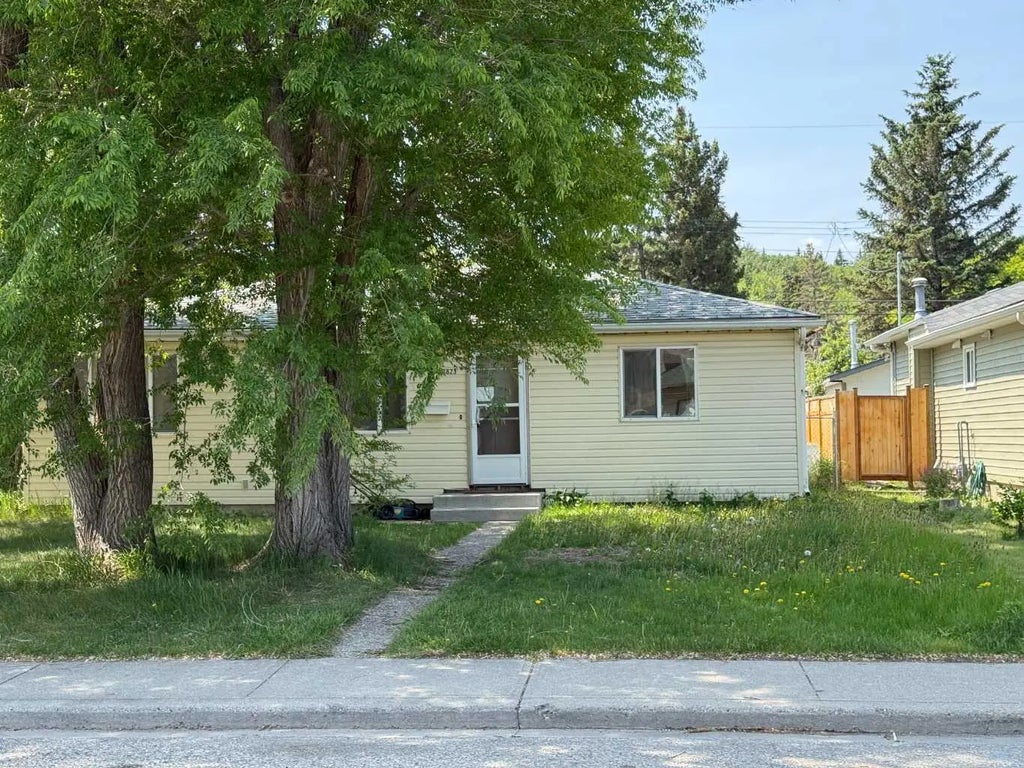 8823 36 Avenue Nw, Calgary
