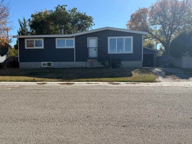 405 2 Avenue E, Bow Island