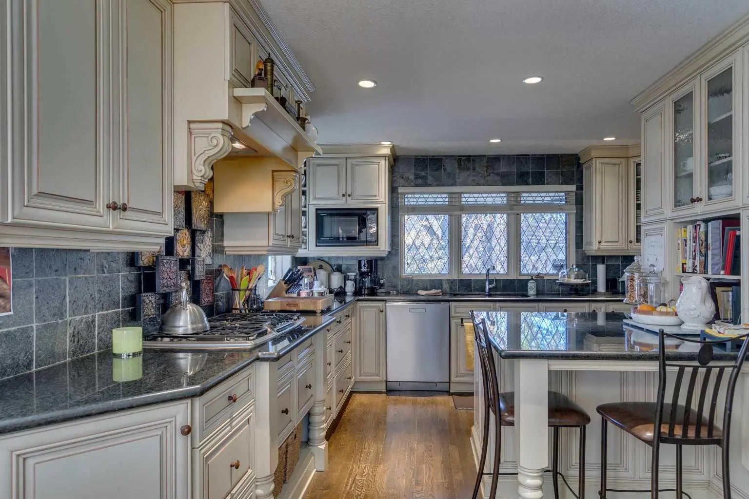 1302 Frontenac Avenue Southwest, Calgary – Residential Detached Listing Photo 9