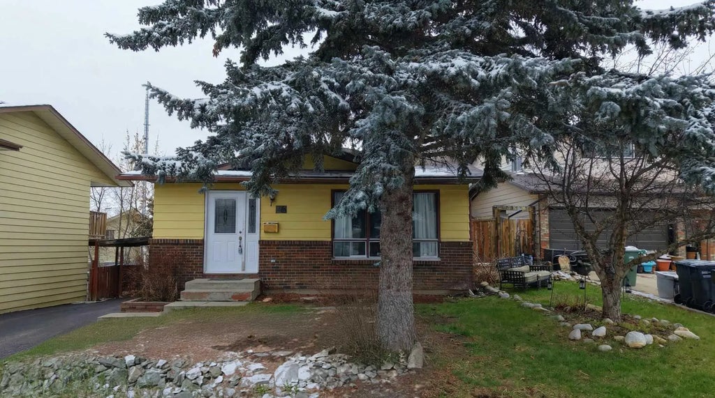 76 Coach Manor Rise Sw, Calgary