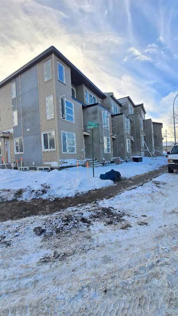 4767 Montana Crescent Northwest, Calgary – Commercial Multi Family Listing Photo 3