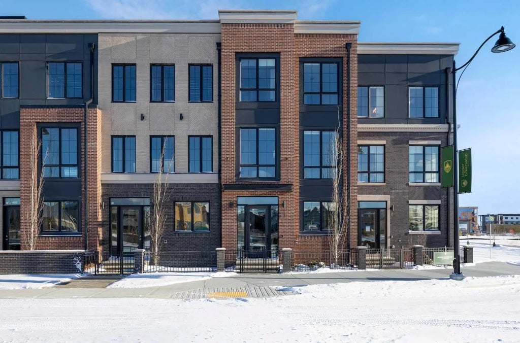 12 Greenwich Heath Nw, Calgary