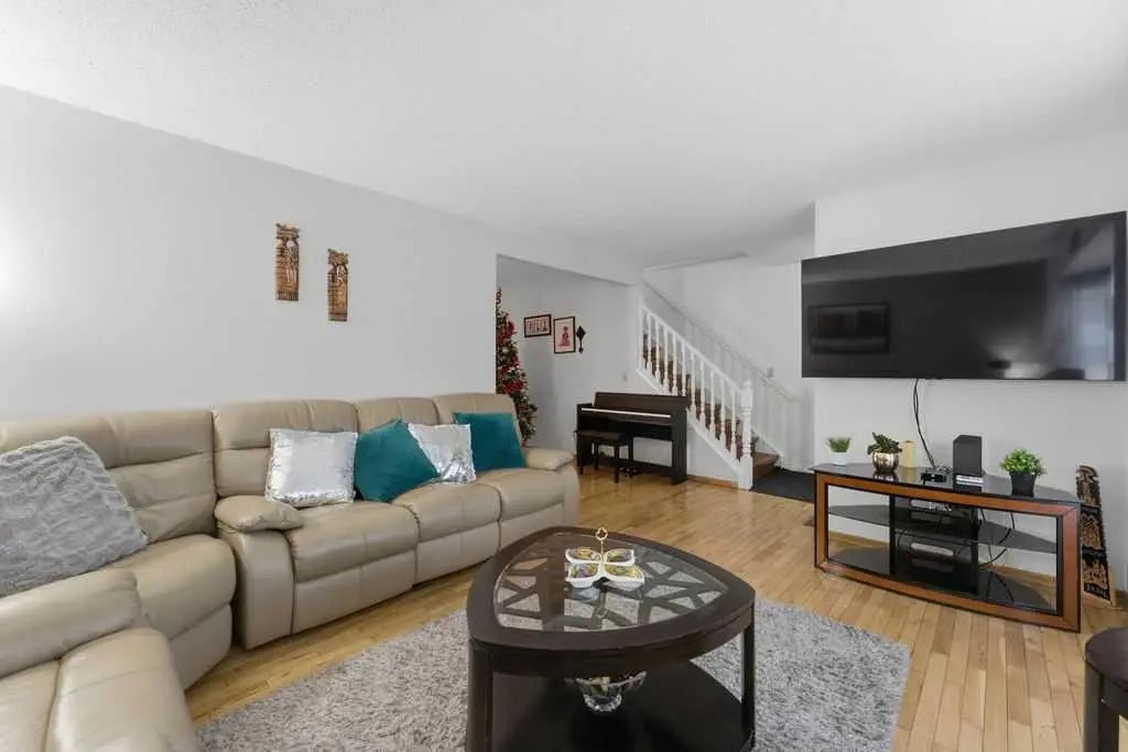 1447 Berkley Drive Northwest, Calgary – Residential Detached Listing Photo 3