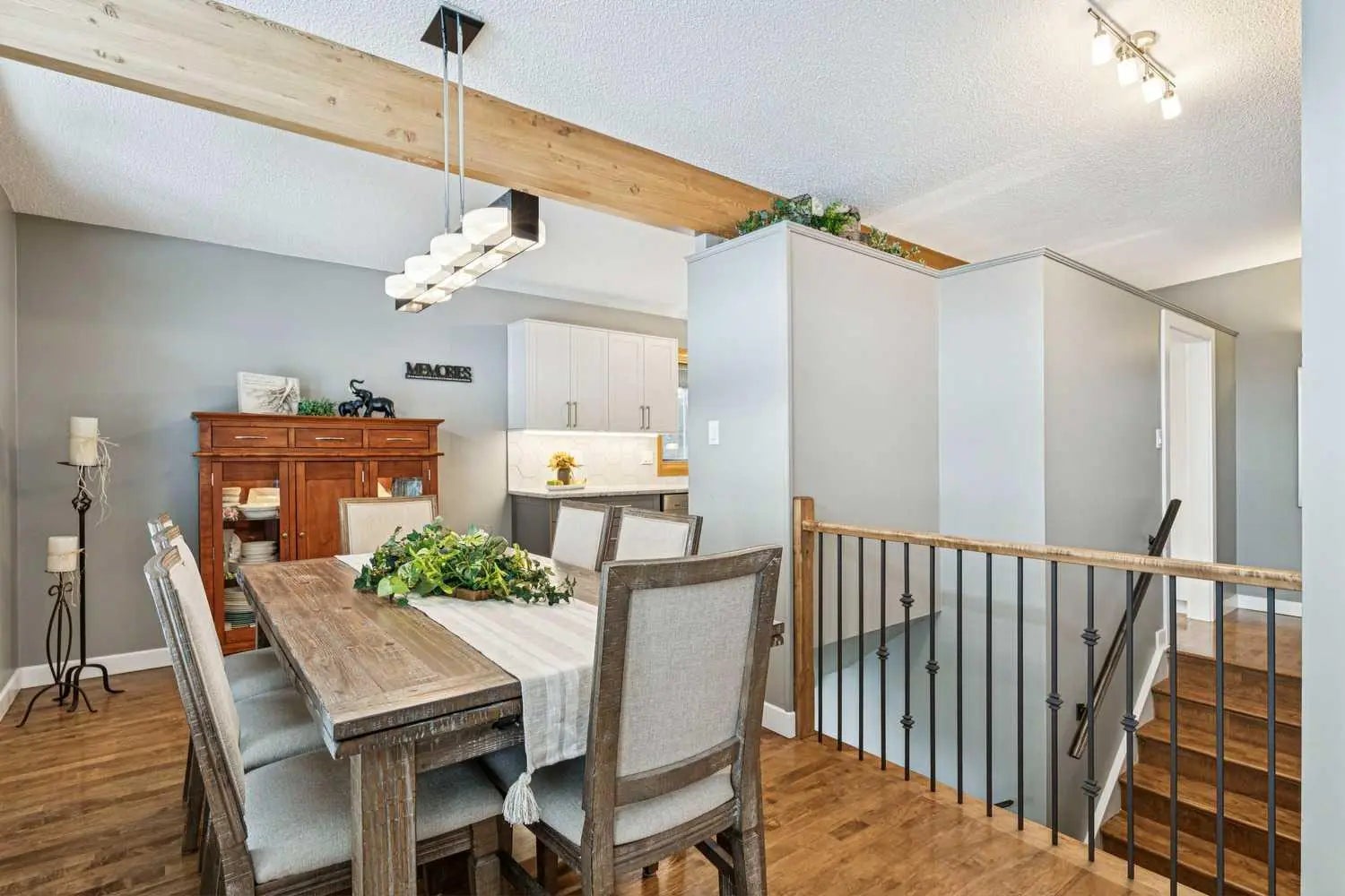 8 Vardana Place Northwest, Calgary – Residential Detached Listing Photo 13