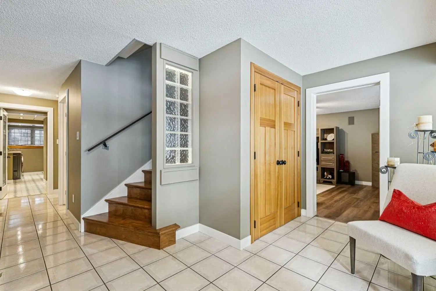 8 Vardana Place Northwest, Calgary – Residential Detached Listing Photo 4