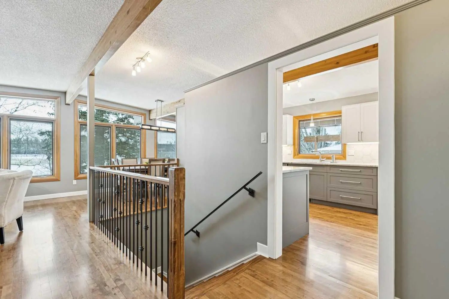 8 Vardana Place Northwest, Calgary – Residential Detached Listing Photo 5