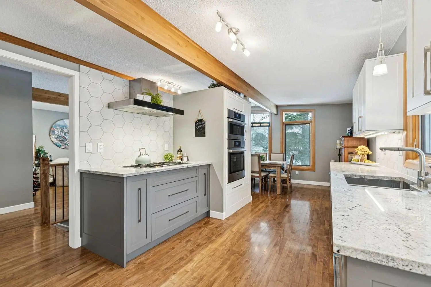 8 Vardana Place Northwest, Calgary – Residential Detached Listing Photo 7