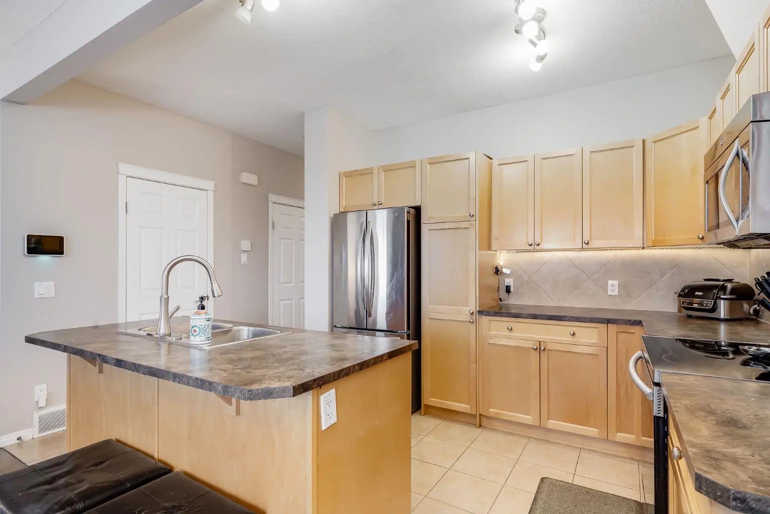 504, 620 Luxstone Landing Southwest, Airdrie – Residential Row/Townhouse Listing Photo 9