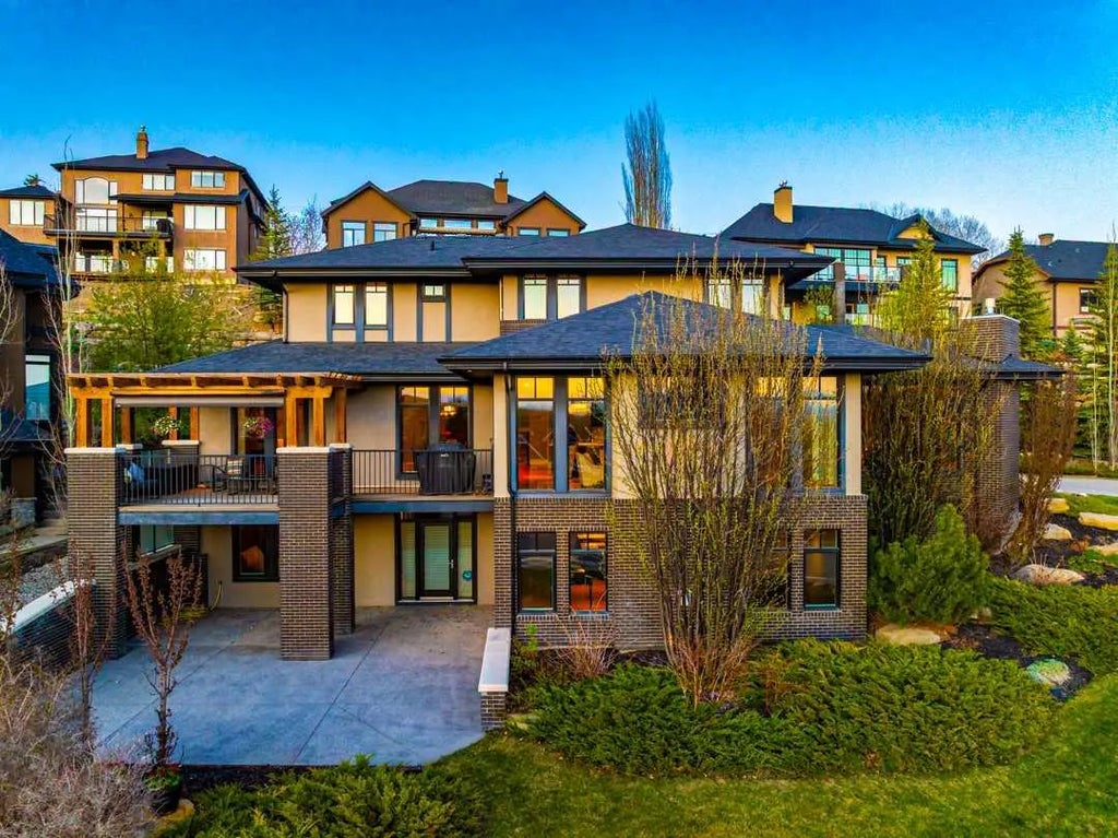 16 Spring Valley Way Sw, Calgary