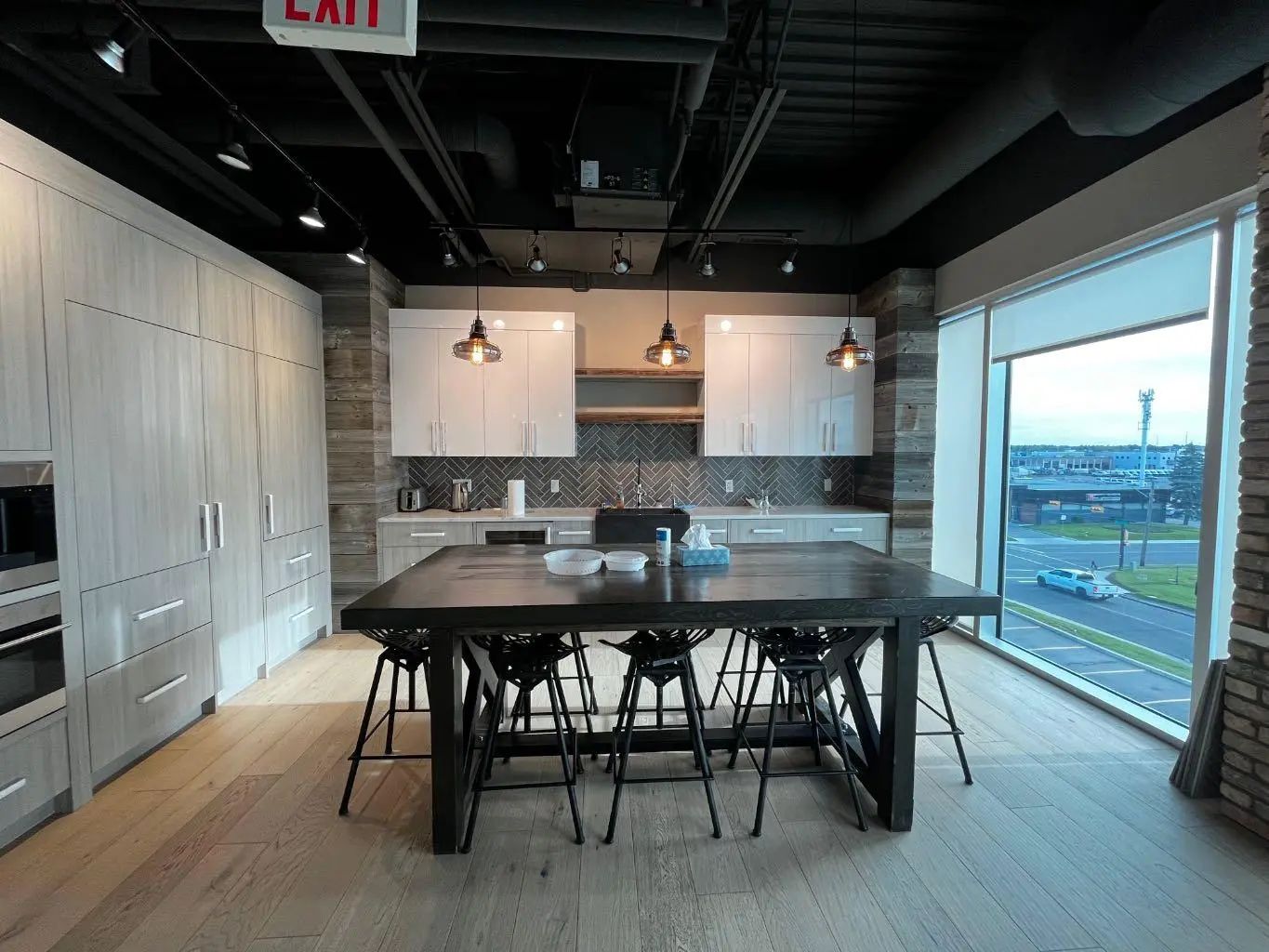 305 3223 5 Avenue Northeast, Calgary – Commercial Office Listing Photo 4