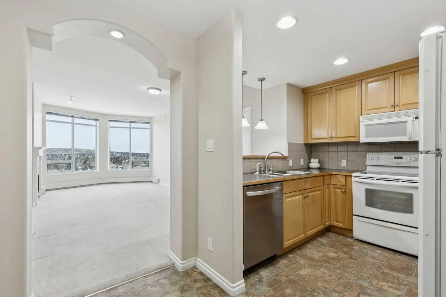 705, 1726 14 Avenue Northwest, Calgary – Residential Apartment Listing Photo 2