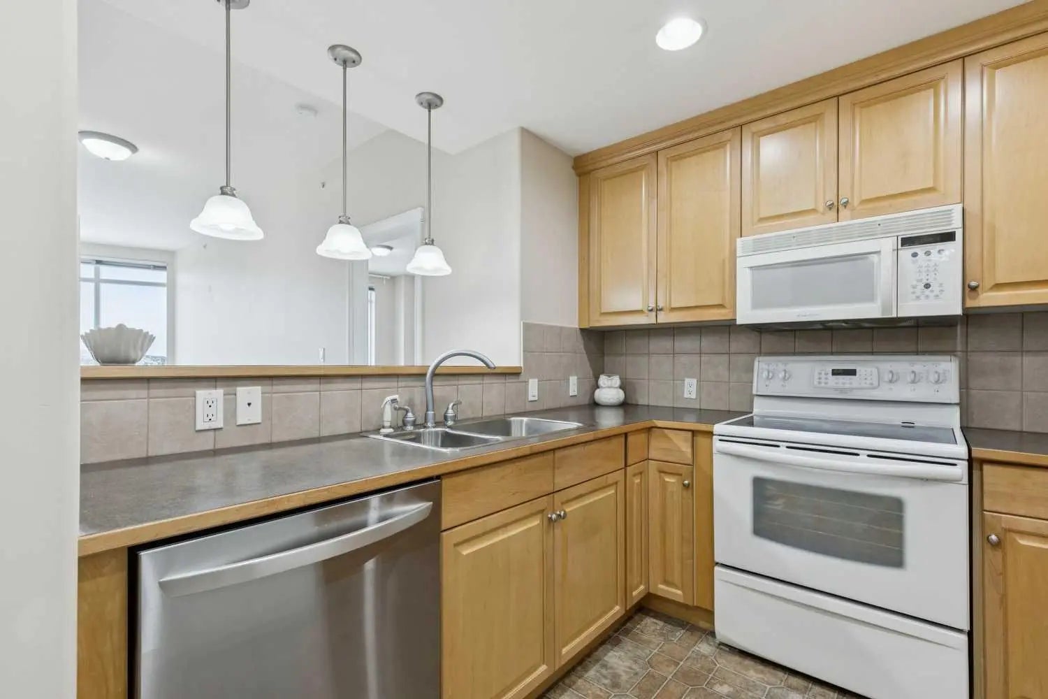 705, 1726 14 Avenue Northwest, Calgary – Residential Apartment Listing Photo 4