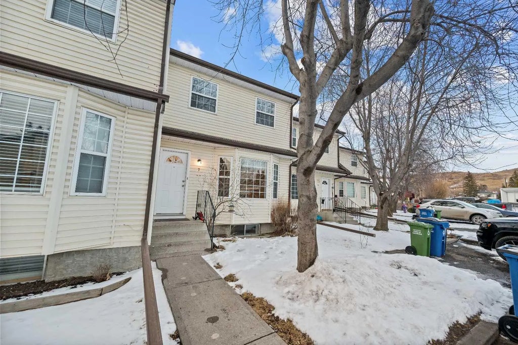 7, 120 First Street E, Cochrane