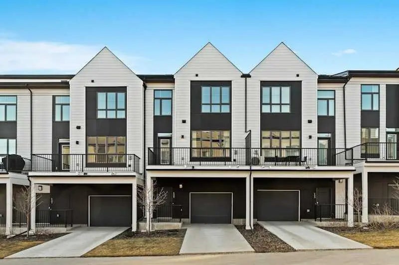 235 Sovereign Common SW, Calgary