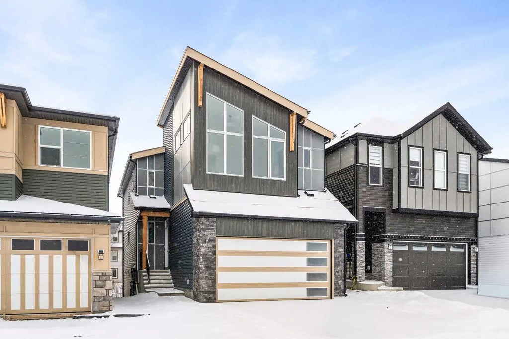 219 Silver Spruce Grove Sw, Calgary
