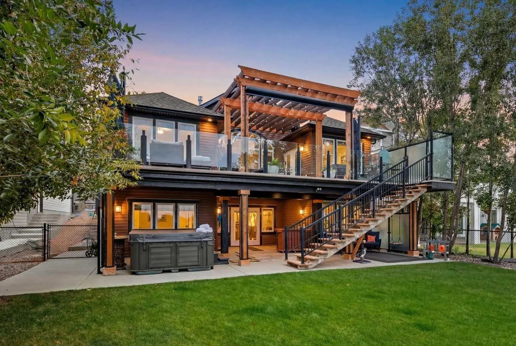 1053 Hillcrest Manor Estates , Strathmore