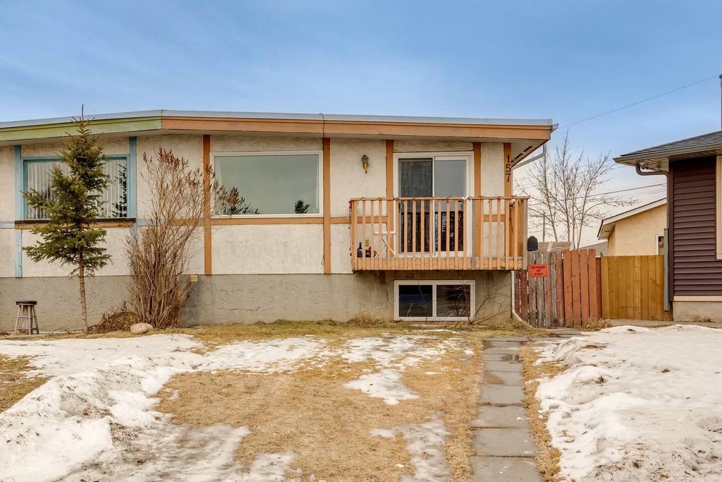 157 Penbrooke Close Se, Calgary