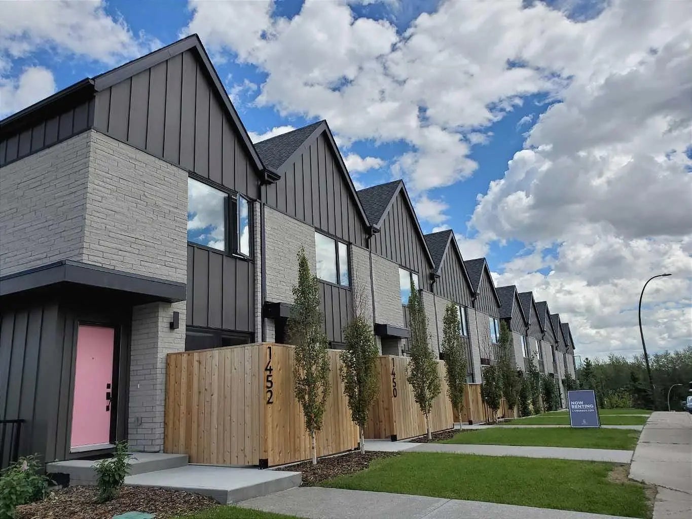 1426 23 Avenue Northwest, Calgary – Multi-Family Row/Townhouse Listing Photo 2