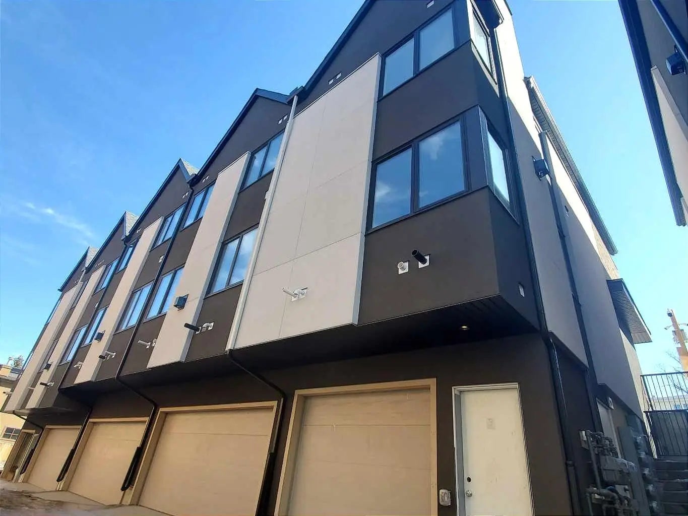 1426 23 Avenue Northwest, Calgary – Multi-Family Row/Townhouse Listing Photo 3