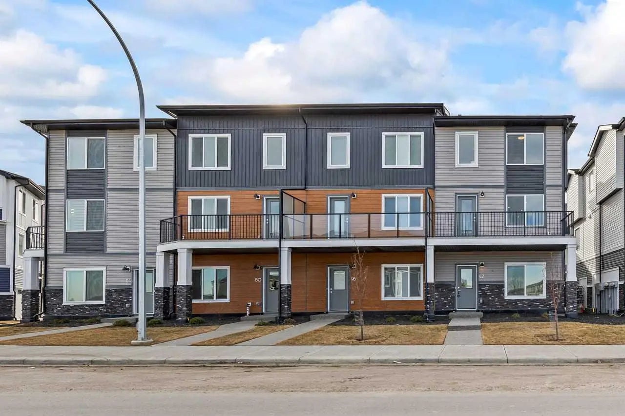 42 Corner Glen Manor Northeast, Calgary – Residential Row/Townhouse Listing Photo 2