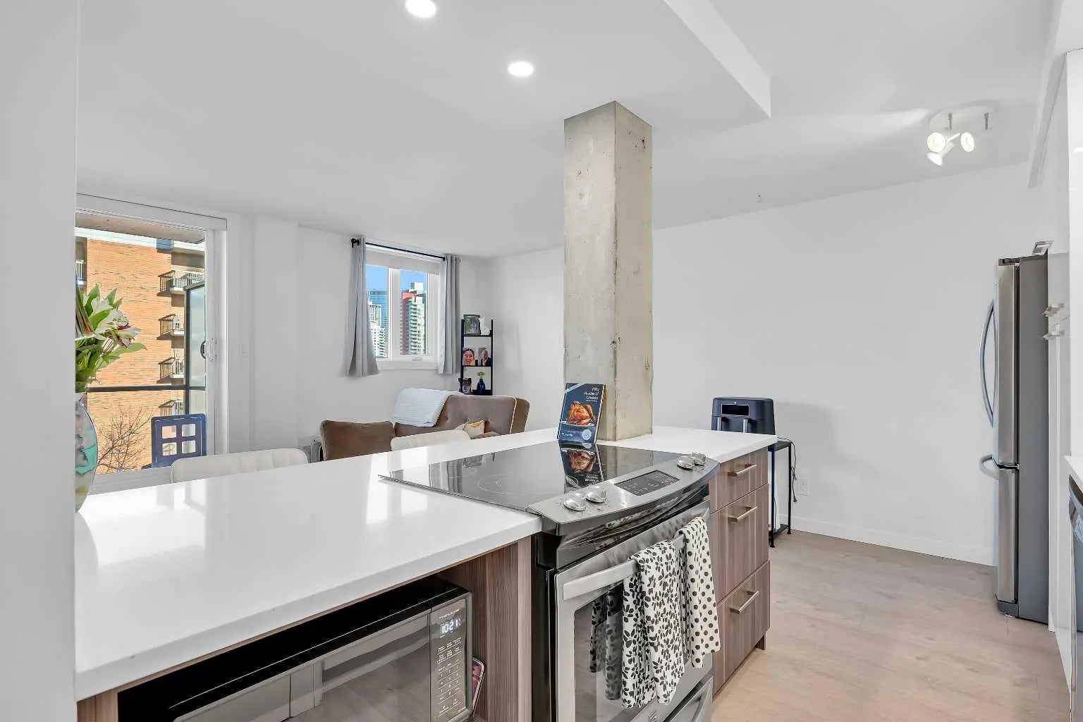 701, 1111 15 Avenue Southwest, Calgary – Residential Apartment Listing Photo 3