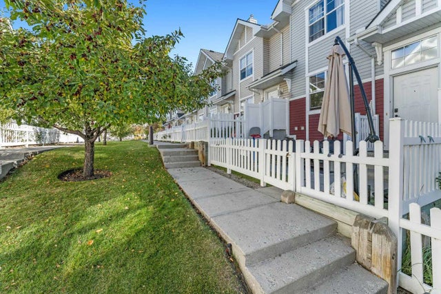 3305 New Brighton Gardens Se, Calgary