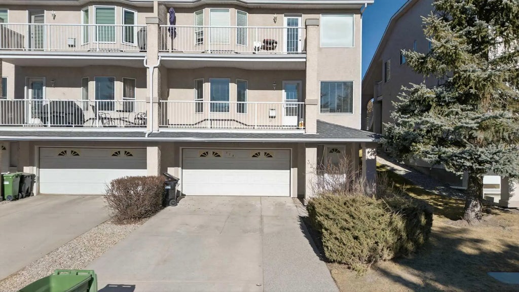 320 Sierra Morena Green Sw, Calgary