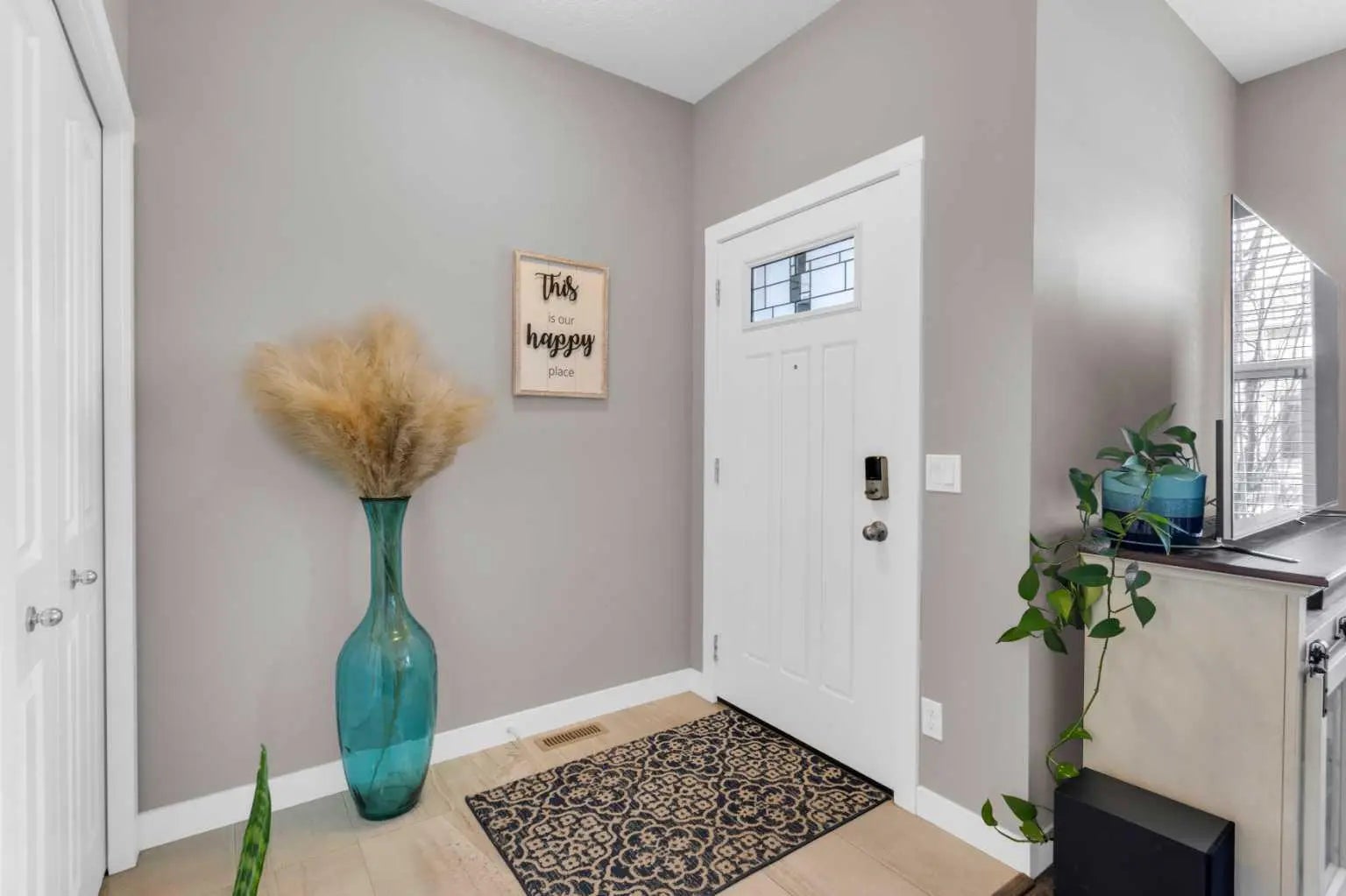 594 Hillcrest Road Southwest, Airdrie – Residential Row/Townhouse Listing Photo 2