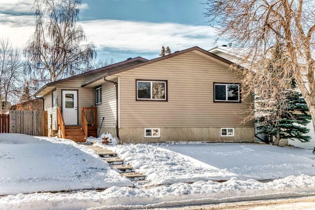 Airdrie Real Estate Listing: 1837 Meadowbrook Drive Southeast, Meadowbrook