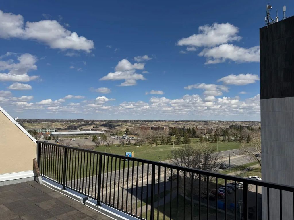 921 21 Berkeley Place W, Lethbridge