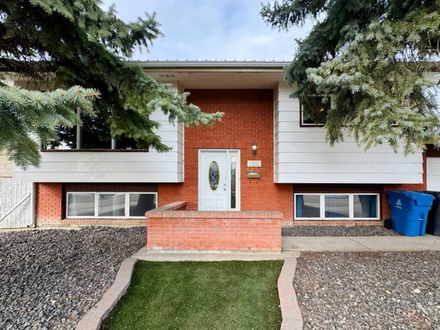 1251 St Catherine Road N, Lethbridge