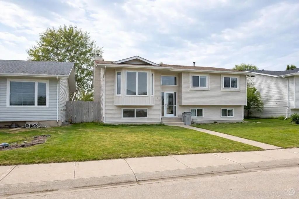 29 Lyons Crescent , Whitecourt