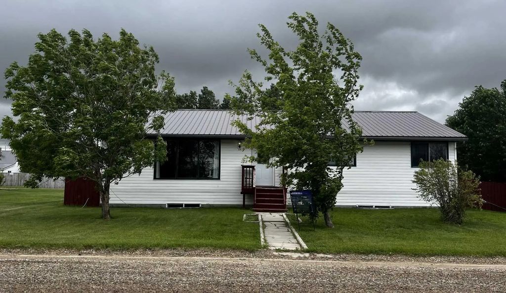 119 3 Avenue W, Hussar