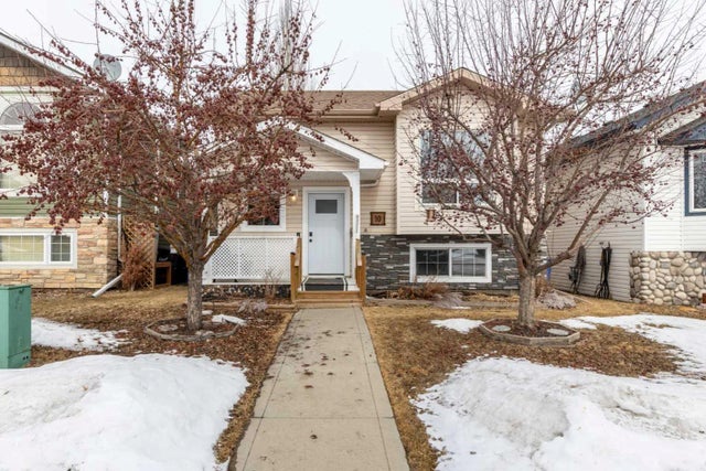 10 Hawthorne Way , Penhold