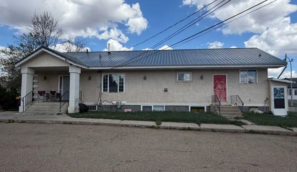 5001 62 Avenue , Ponoka