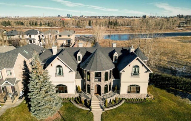 2248 9 Avenue Se, Calgary