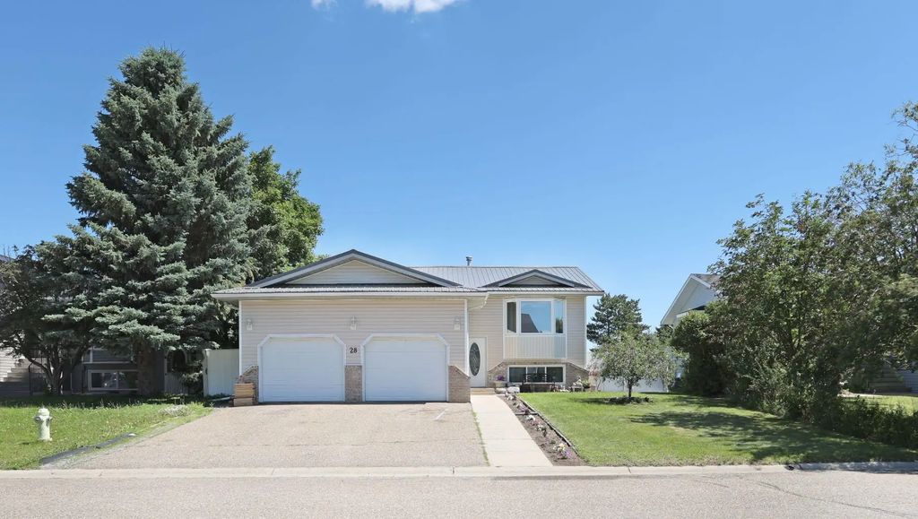 28 Upland Crescent W, Brooks
