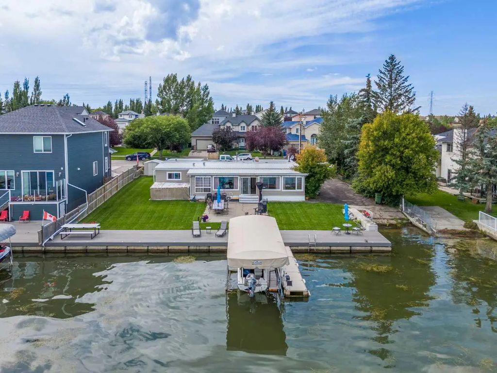 828 West Chestermere  , Chestermere
