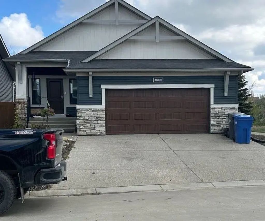800 Mandalay Link , Carstairs