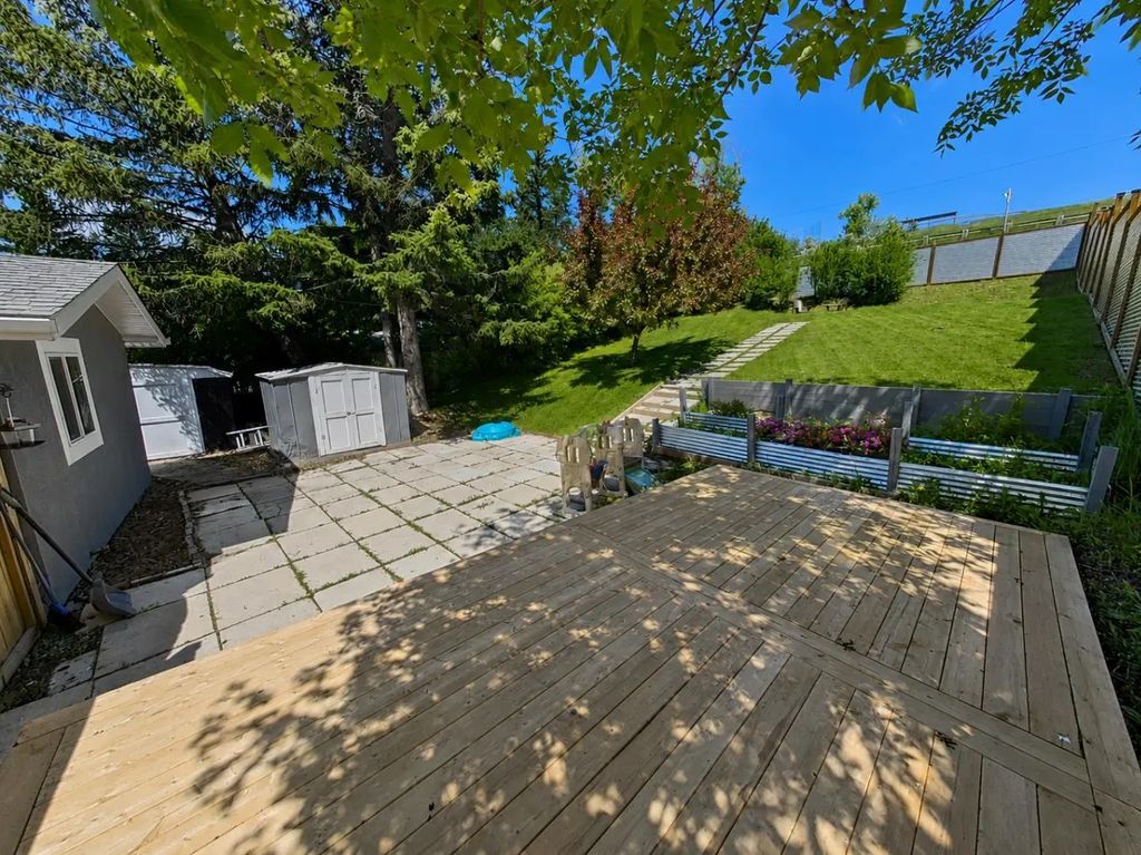 18 Maple Street , Okotoks