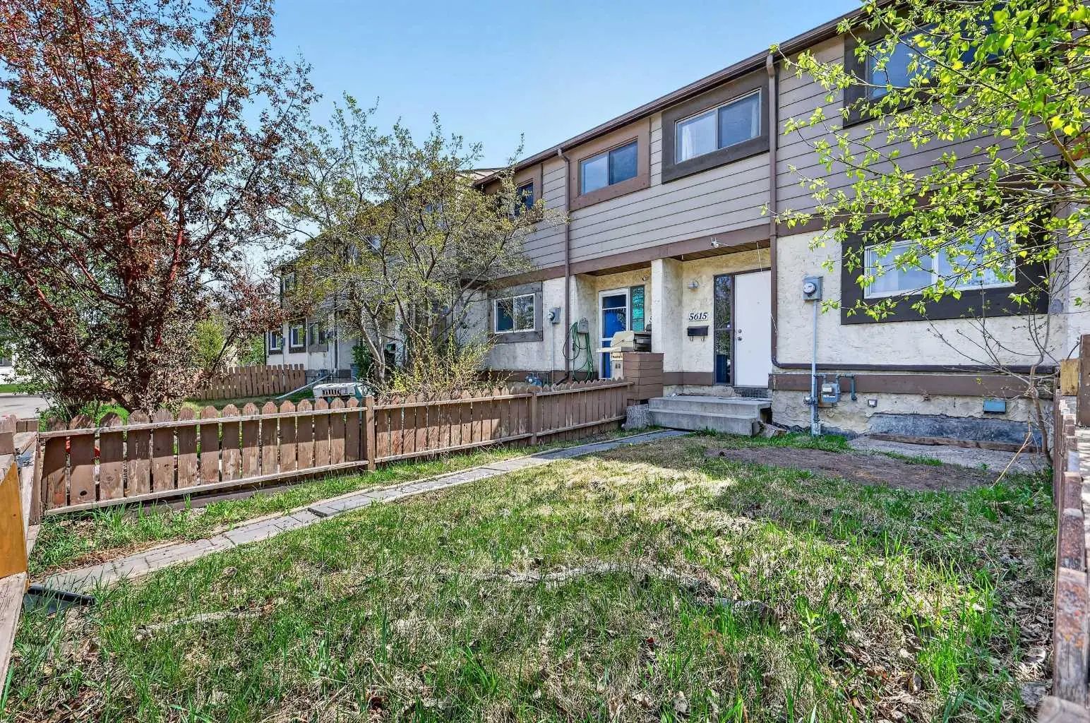 5615 1 Avenue Southeast, Calgary – Residential Row/Townhouse Listing Photo 2