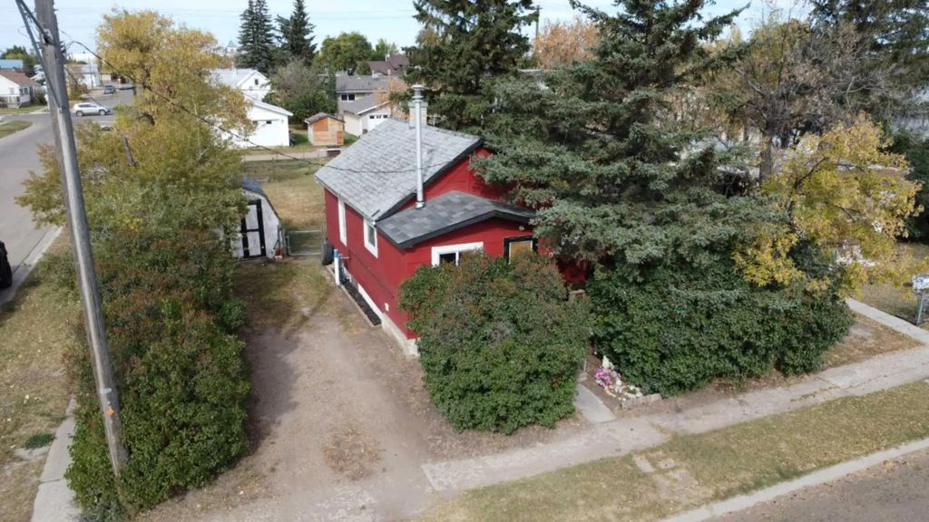 320 Railway Avenue W, Hanna