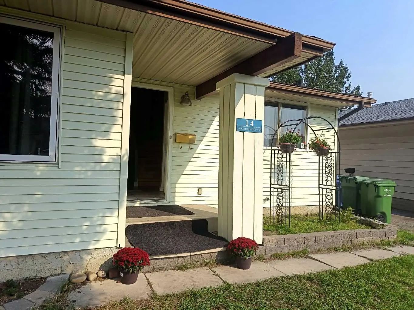 14 Radcliffe Crescent Southeast, Calgary – Residential Detached Listing Photo 2