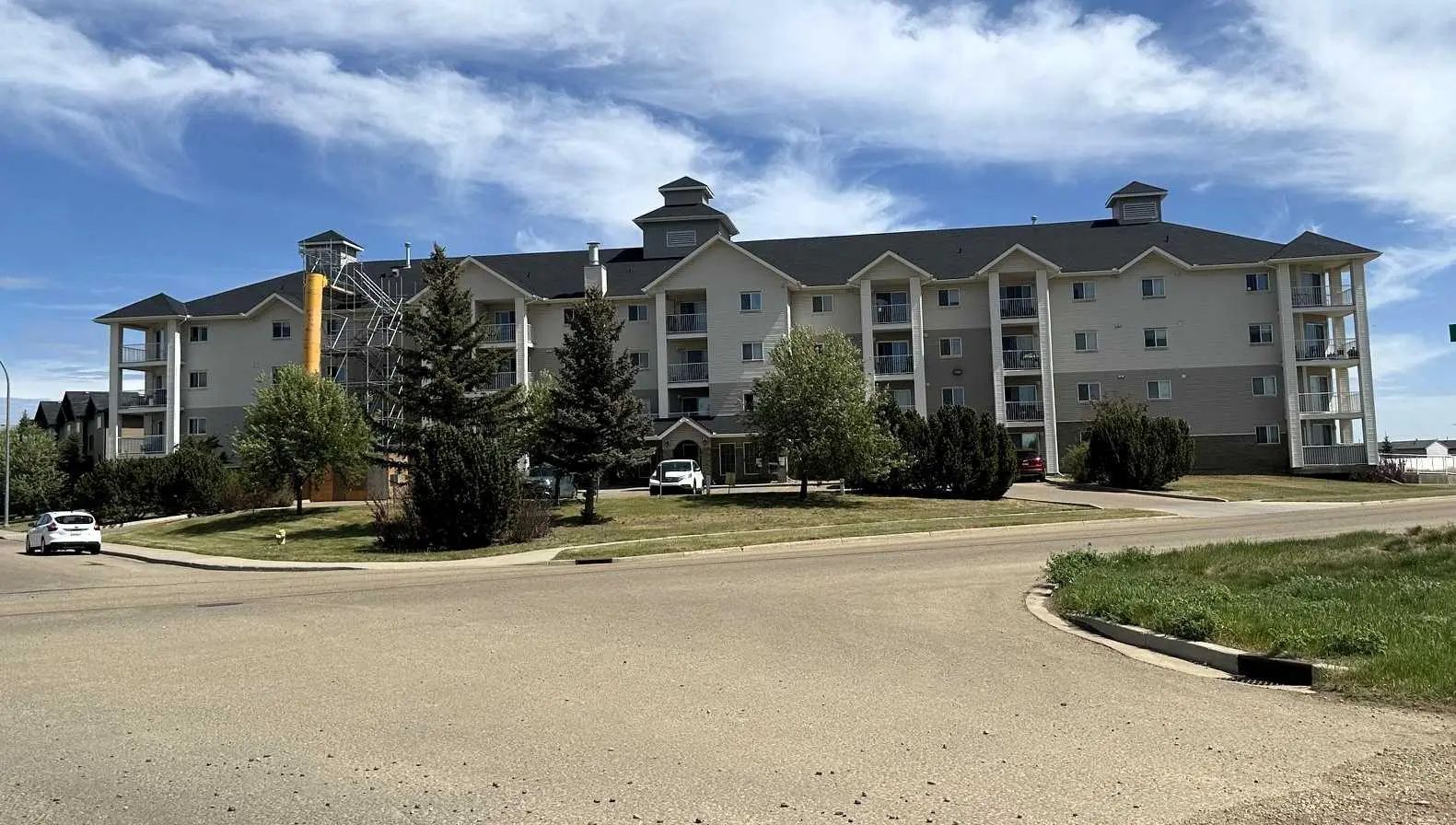 306 204 17 Street E, Brooks