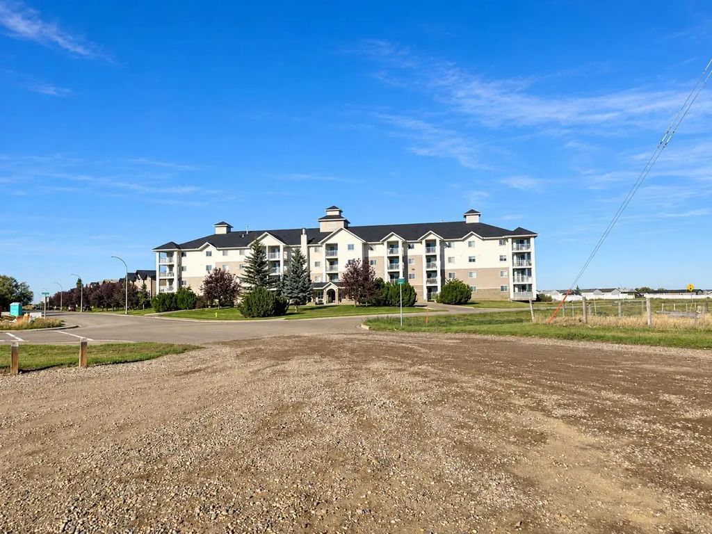 306 204 17 Street E, Brooks