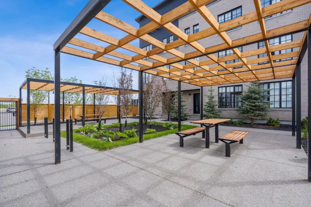 102 8155 8 Avenue Sw, Calgary