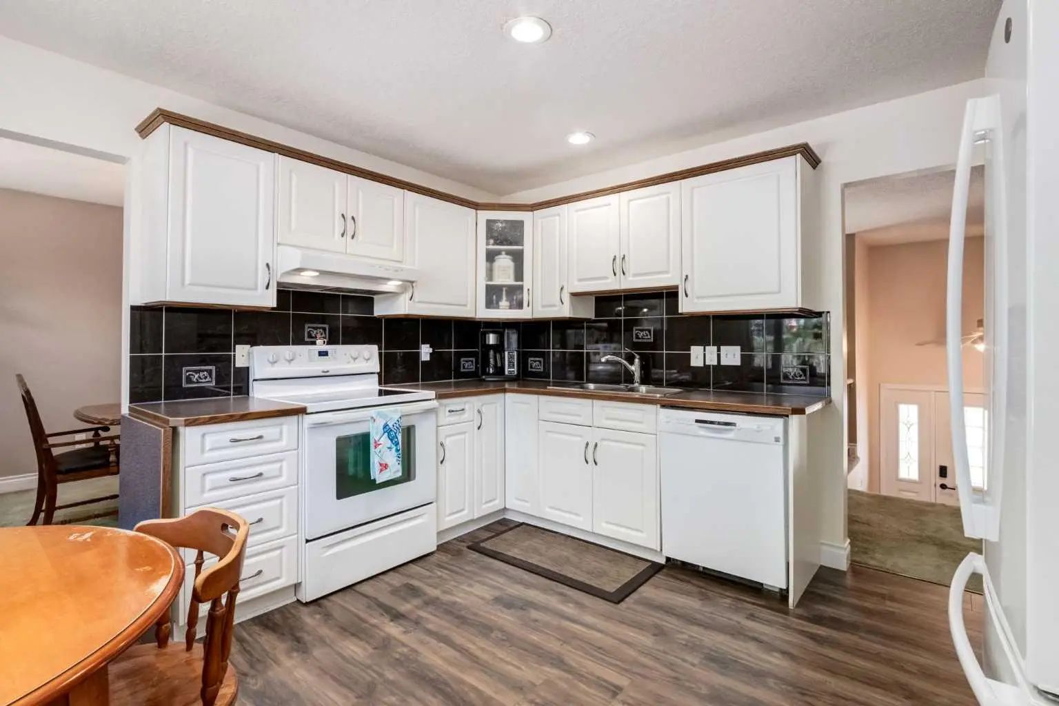 216 Cannington Place Southwest, Calgary – Residential Detached Listing Photo 4