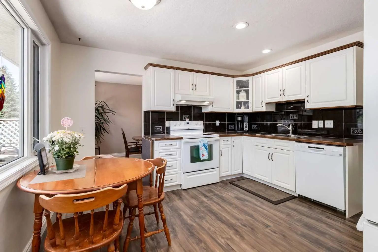 216 Cannington Place Southwest, Calgary – Residential Detached Listing Photo 6