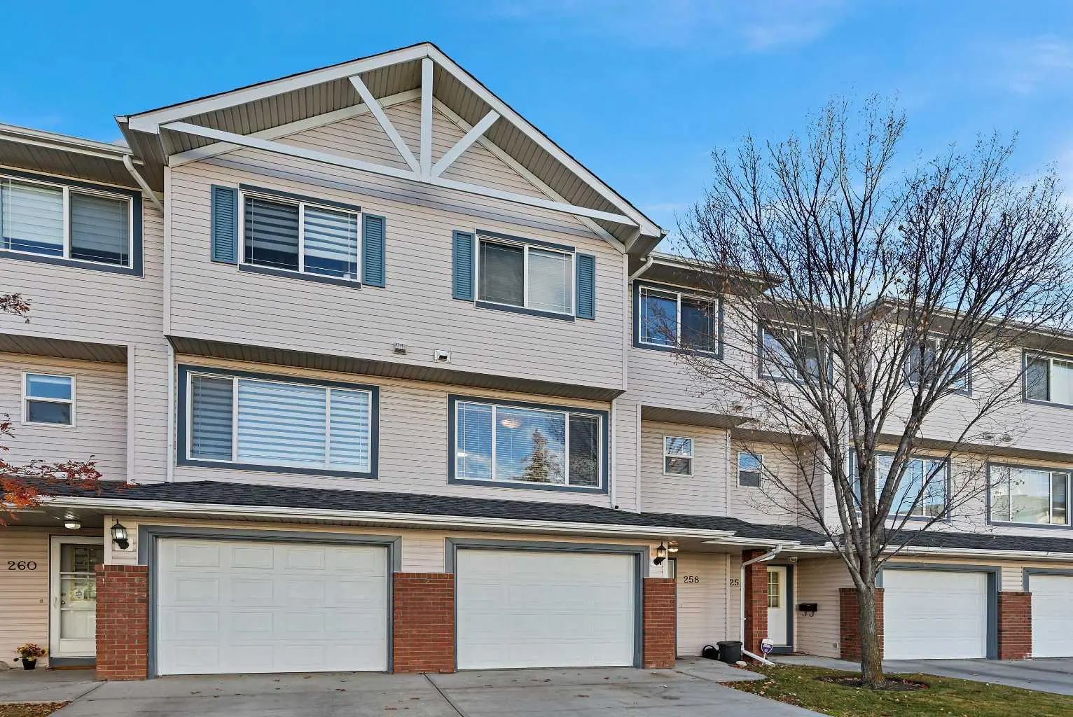 258 Rocky Ridge Court Northwest, Calgary – Residential Row/Townhouse Listing Photo 2